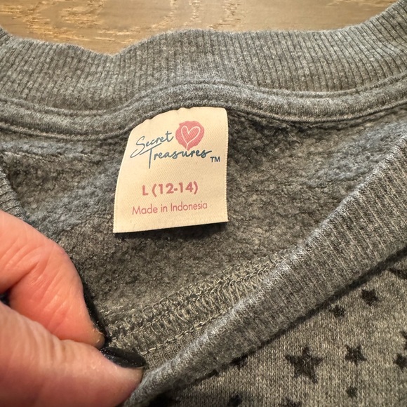 •Bundle of 2 Sweatshirts• - Picture 4 of 11